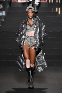 1965717682_WinnieHarlowMoschinoxHRunway6Wf5e_J-33Ex.thumb.jpg.75c5d01c4a651bcedf0d1c3ab5eeb2df.jpg