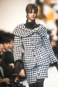 19714895_Valentino1991WomenRTW36.thumb.jpg.e3a04a4fc236a3fc8275a2046ff09427.jpg