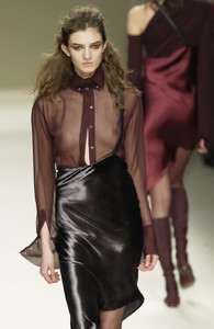 Romeo+Gigli+Fall+2002+iD5KD45qRusx.jpg