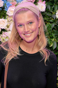 Toni+Garrn+Pickable+Celebrates+Launch+New+QXbq9JtoQ48x.jpg