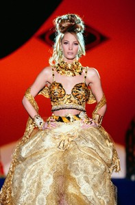 1992-SS-Versace-Christy-Turlington.thumb.jpg.fecb32496b0728b9c9b0c0f98beb579d.jpg