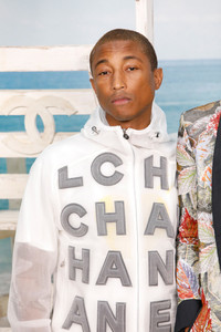 Pharrell+Williams+Chanel+Photocall+Paris+Fashion+e3vwubiIc6bx.jpg
