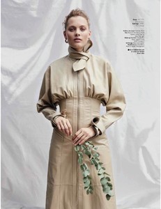 2018-11-01_Hello_Fashion_Monthly-page-025.jpg