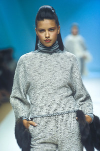 207591746_PierreBalmain1999HauteCouture83.thumb.jpg.65e41024f7ecbcb3b04bf4c39597ce7f.jpg