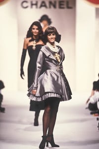 212824794_Chanel1991HauteCouture27.thumb.jpg.2309dc60e7fa101a9bc1858d9f6db309.jpg