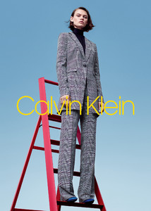 3-CARA_TAYLOR_CALVIN_KLEIN_MAIN_LABEL_SPRING_2019_WILLY_VANDERPERRE.thumb.jpg.74c5b65b4d509f77a22210621beb9f3b.jpg