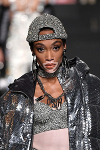 338970395_WinnieHarlowMoschinoxHRunwayLRvz2ysk8ESx.thumb.jpg.48377c807d99dac2667681aa308c5e23.jpg