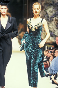 408843210_Givenchy1993HauteCouture45.thumb.jpg.e5bbe117aa20137bbf7f9262f7f78432.jpg