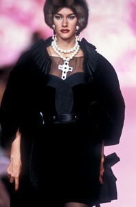 429113805_Valentino1991HauteCouture15.thumb.jpg.efcebae26e3fb86e36542fc4f8561bff.jpg