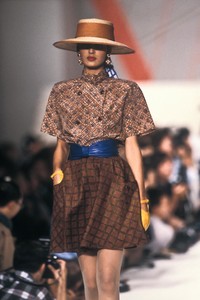 458240904_Valentino1988WomenRTW59.thumb.jpg.37a652b8a51188f8131ff63bd3c5f1d9.jpg