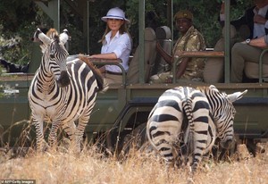 4786010-6243175-Later_Melania_was_seen_watching_the_zebras_while_on_the_safari_d-a-58_1538736902477.jpg