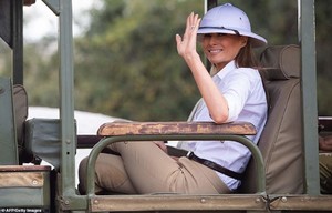 4786014-6243175-Melania_was_then_seen_being_driven_through_the_park_sporting_a_w-a-60_1538736902526.jpg
