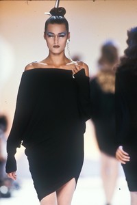 484292162_ThierryMugler1989WomenRTW24.thumb.jpg.fa464cbb8e7d04b58e20570a12fbcb95.jpg