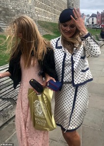 4993734-6269081-Happy_days_Kate_Moss_was_clearly_honoured_to_have_scooped_her_in-m-67_1539353471940.thumb.jpg.3ca82c3e4ce7360549ba10bcefc52e92.jpg