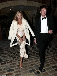 5006982-6271119-Wow_Kate_Moss_made_a_glamorous_outfit_change_as_she_attended_the-a-82_1539382418969.thumb.jpg.f55c4d68bcf9f957b4f4821237d23f27.jpg