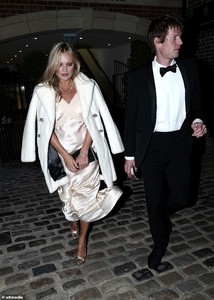 5006992-6271119-Chic_The_supermodel_44_looked_absolutely_exquisite_in_a_cream_co-a-83_1539382428229.thumb.jpg.0d0f9bb8286f5eb4b796eab5ca029ab1.jpg