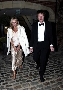 5007030-6271119-Mane_attraction_Kate_s_signature_tousled_blonde_locks_effortless-a-88_1539382475165.jpg
