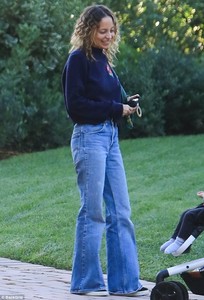 506ED0FB00000578-6190893-So_pretty_The_36_year_old_actress_chose_flared_denim_bottoms_wit-m-31_1537476291498.thumb.jpg.7a421de617b9817e7f2284e507e32536.jpg