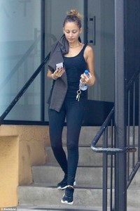 50C7734D00000578-6220031-Leaving_the_gym_Nicole_Richie_has_just_jetted_back_to_Los_Angele-a-1_1538165419797.jpg