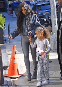 50DB54BA00000578-0-Stepping_out_On_Sunday_during_the_day_Kim_Kardashian_was_a_stunn-m-70_1538334844506.jpg