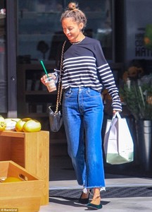 50DCCDEE00000578-6225337-Top_of_the_crops_Nicole_Richie_was_out_and_about_on_Sunday-m-1_1538353567449.jpg