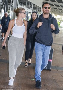 51BF908400000578-6327653-Close_shave_Sporting_a_newly_cropped_haircut_Scott_wore_baggy_li-m-34_1540784216156.jpg