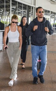 51BF920600000578-6327653-Hiding_in_plain_sight_The_casually_dressed_pair_hid_behind_dark_-m-32_1540784107536.jpg