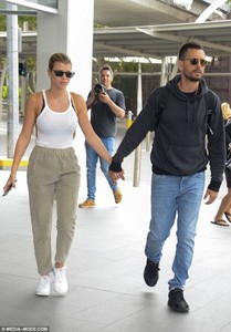 51BF936600000578-6327653-Casual_cool_Sofia_wore_a_pair_of_cropped_khaki_coloured_corduroy-m-35_1540784304737.jpg