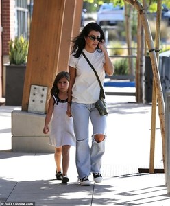 5220366-6297029-Impressive_Daring_to_impress_the_eldest_of_the_famous_Kardashian-a-78_1540006584823.jpg