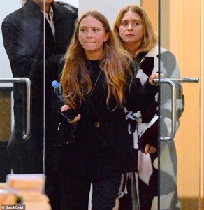 5316278-6306799-Sister_sister_Mary_Kate_and_Ashley_Olsen_stepped_out_on_Monday_i-m-22_1540299872084.jpg