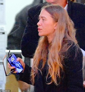 5320082-6306799-Sweet_Cameras_captured_the_home_screen_of_Mary_Kate_s_phone_feat-m-23_1540299882293.jpg