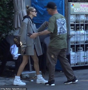 5347854-6310133-Beauty_Hailey_was_dressed_a_little_more_stylishly_in_tiny_shorts-a-33_1540358552531.jpg