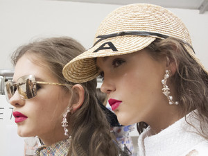 534797007_ChanelSpring2019Backstage_2fEZyDyCR4x.thumb.jpg.c070820da21d9733c566760d9b9c928c.jpg