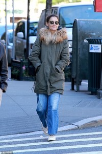 5418418-6317905-Alone_time_Katie_Holmes_was_spotted_taking_a_leisurely_stroll_on-a-97_1540503024354.jpg