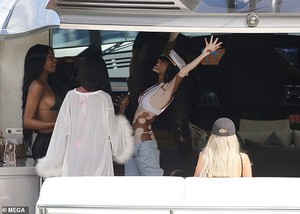 5459484-6322753-So_chic_The_24_year_old_Canadian_wunderkind_who_has_vitiligo_sho-a-35_1540607426178.jpg