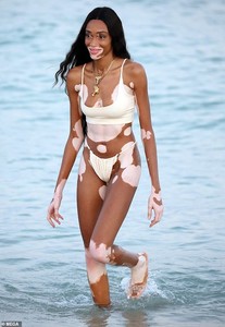 5464622-6322753-Fun_in_the_sun_Winnie_Harlow_continued_to_delight_in_her_time_on-m-43_1540607550818.jpg