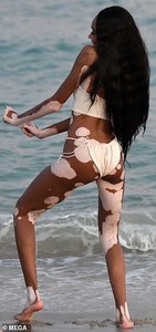 5464644-6322753-Dancing_queen_She_also_took_the_opporunity_to_have_some_fun_and_-a-33_1540607426027.jpg