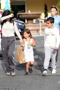 5521552-6327853-She_s_not_usually_this_shy_Kourtney_kept_her_kids_close_by_her_s-a-20_1540794011957.jpg