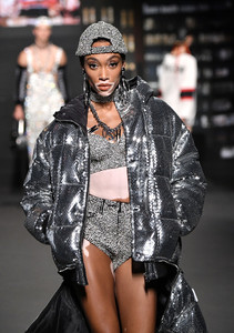 556131049_WinnieHarlowMoschinoxHRunwayQH84QzYooXlx.thumb.jpg.551366b194a8fc6c79ce4eef3c9d03ad.jpg