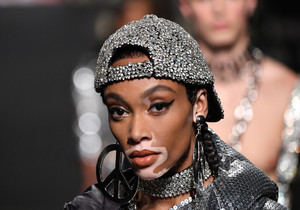 604856105_WinnieHarlowMoschinoxHRunwaypYeEfJGdqRMx.thumb.jpg.fa4220d3d1c6dd0e09628326a1124ab4.jpg