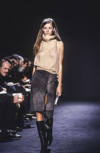 606020652_CostumeNational1999WomenRTW15.thumb.jpg.64fc2aa14e52a9a42e63c27dac296012.jpg