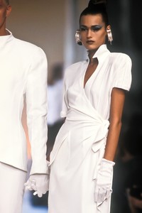 619294163_ThierryMugler1989WomenRTW60.thumb.jpg.7aed9896e6e253e030745ba3df6eb749.jpg