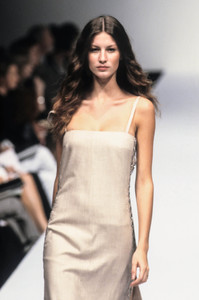 697541660_MaxMara1999WomenRTW60.thumb.jpg.14a690f7550e5d982a1db50f048ca956.jpg