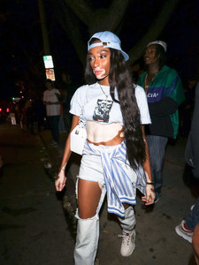 Winnie+Harlow+Winnie+Harlow+Outside+Peppermint+UiVktV_zzK6x.jpg