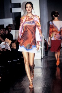 761417317_VivienneTam1999WomenRTW89.thumb.jpg.ef2a03c0b1e7687d2d891d7bee73e933.jpg