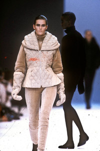 869371661_IsseyMiyake1989WomenRTW9.thumb.jpg.1c08078139a665b53e055804bbee218a.jpg