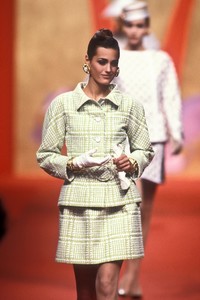 871635015_Valentino1991HauteCouture11.thumb.jpg.e90c7f9c682cc103fb2a8554a7985b62.jpg