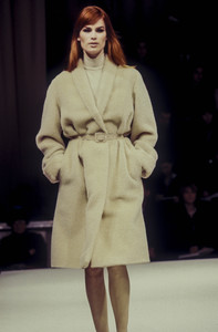 8_alberta-ferretti-fw-1995-9_html.thumb.JPEG.0c55df7d8414dd50f14c071b3966177b.JPEG