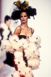 906322477_JohnGalliano1993WomenRTW69.thumb.jpg.f135dea26986092680fda9fedada55c8.jpg