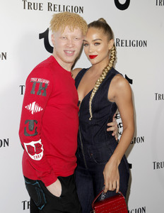 Jasmine+Sanders+Bella+Hadid+x+True+Religion+zYa9xtIkkv-x.jpg